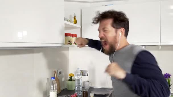 Homem engraçado dançando na cozinha preparando café da manhã feliz ouvindo música close-up — Vídeo de Stock