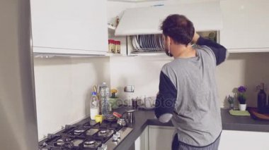 Erkek pijama mutfakta kahve hazırlarken dans.