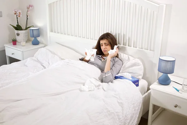 Mulher triste na cama com muitos lenço sentindo doente tiro largo — Fotografia de Stock