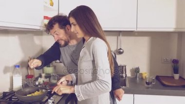 Karı koca mutfakta omlet yapmak hakkında mücadele