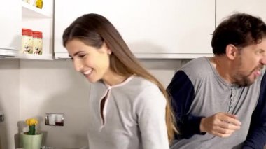 Yemek ve kötü omlet komik güzel kız arkadaşı tarafından hazırlanan tükürme dostum