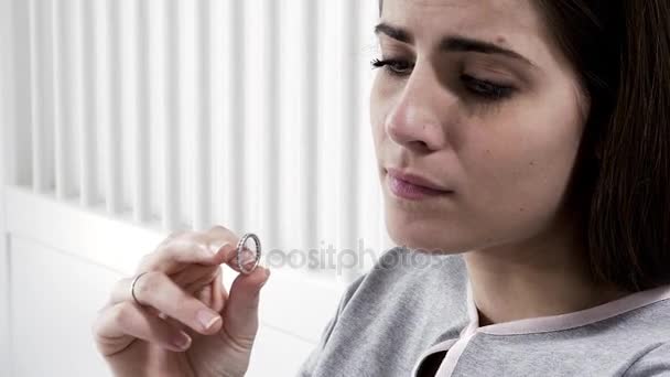 Πολύ λυπημένη γυναίκα στο κρεβάτι ψάχνει δαχτυλίδι αρραβώνων κλάμα closeup — Αρχείο Βίντεο