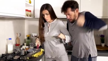 Sonbahar omlet yapma Şef olmaya çalışan kadın