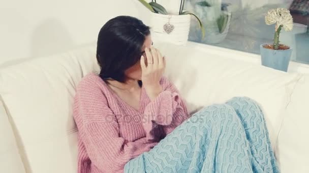 Młoda kobieta w domu płacz, uczucie depresji średni strzał. — Wideo stockowe