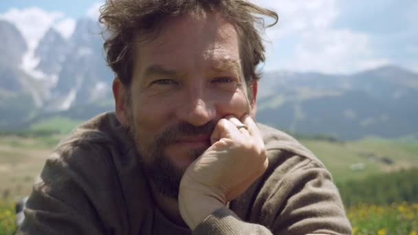 Красивый мужчина показывает счастье глядя в камеру ОК знак в горах крупный план — стоковое видео