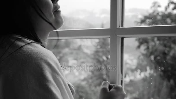 Женщина с мокрыми волосами перед окном с дождевой средней выстрел черно-белый — стоковое видео