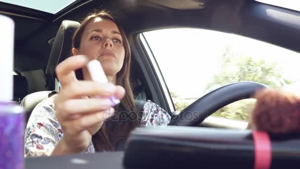 Hermosa mujer pintando clavos mientras conduce coche . — Vídeo de stock