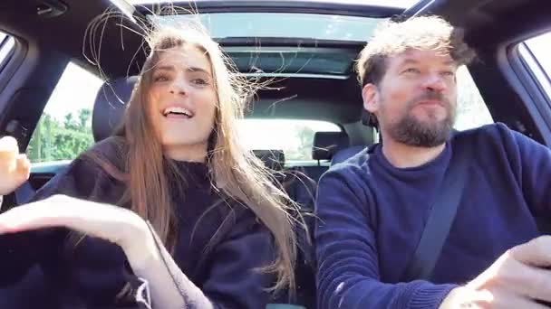 Gente Feliz Conduciendo Coche Bailando Con Viento Soplando Pelo — Vídeos de Stock