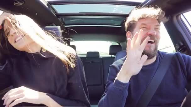 Szczęśliwi Ludzie Prowadzący Samochód Tańczący Wietrznymi Włosami — Wideo stockowe