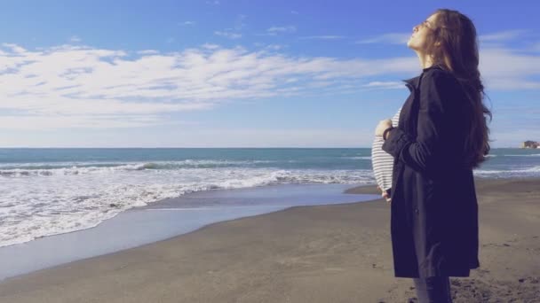 Gelukkig Zwangere Vrouw Wandelen Het Strand Ontspannen — Stockvideo