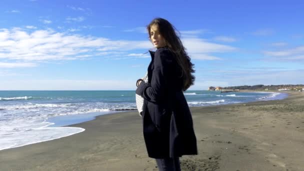 Gelukkig Zwangere Vrouw Wandelen Het Strand Ontspannen — Stockvideo