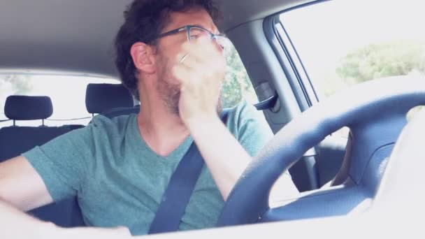 Mann Tanzt Auto Und Hört Musik Zeitlupe — Stockvideo