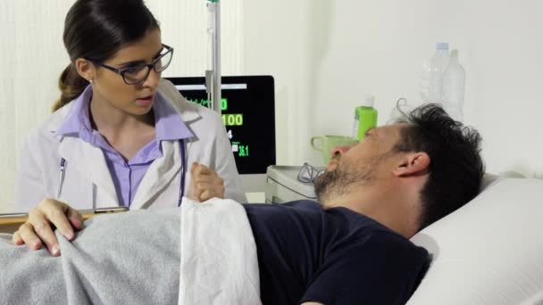 Hastanedeki Adam Neredeyse Ağlıyordu Hastalıktan Korkuyordu Kadın Doktorla Yakın Çekim — Stok video