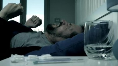 Adam şiddetli baş ağrısı için çığlık atıyor. Ağır çekimde acı hissediyor.