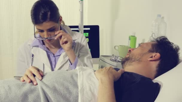 Άνθρωπος Στο Νοσοκομείο Σχεδόν Κλαίει Φοβισμένος Για Την Ασθένεια — Αρχείο Βίντεο
