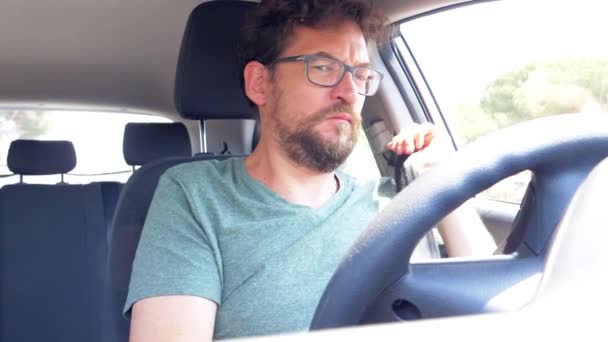 Άνθρωπος Που Βάζει Ζώνη Ασφαλείας Στο Αυτοκίνητο Ακούγοντας Μουσική Σούπερ — Αρχείο Βίντεο