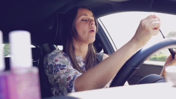 Vrouw Sms Met Mobiele Telefoon Tijdens Het Besturen Van Auto — Stockvideo