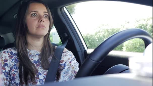 Femme Texto Message Avec Téléphone Portable Tout Conduisant Voiture Obtenir — Video