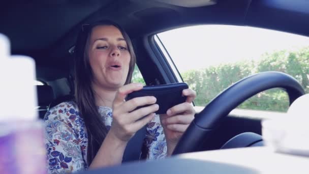 Frau Schreibt Sms Mit Handy Während Autofahrt Und Wird Abgelenkt — Stockvideo