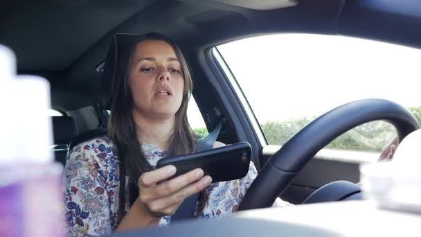 Araba Kullanırken Dikkati Dağılan Bir Kadın Cep Telefonuyla Mesaj Atıyor — Stok video