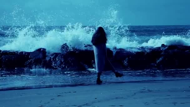 野生の海の前で怒りと一人歩き女性 — ストック動画