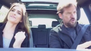 Mutlu sürüş arabada sevinç dans ve öpüşme dolu çift