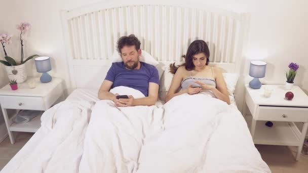 Felice Coppia Letto Guardando Social Network Commentando — Video Stock