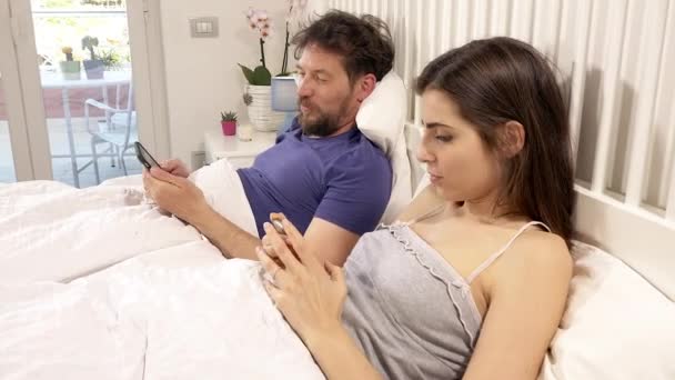 Pareja Feliz Cama Buscando Red Social Comentando — Vídeo de stock