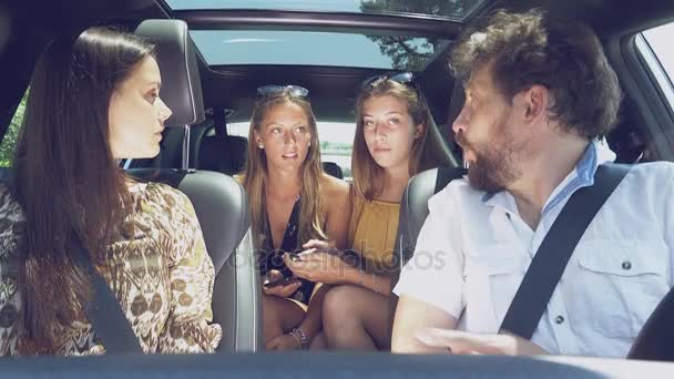 Tonåriga döttrar skrattar medan föräldrar kämpar i bil olycklig — Stockvideo