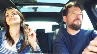 İnsanlar araba dinleme müzik şarkı sürüş rahat