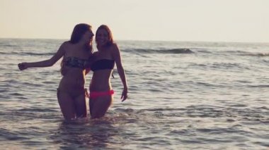 Denizin gülüyor ve retro tarzı ağır çekim gülümseyen mutlu kızlar