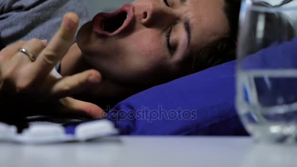 Жінка сердита через хворобу, що кричить божевільно в ліжку — стокове відео