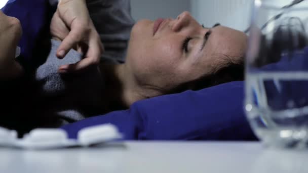 Γυναίκα μέτρησης θερμοκρασίας ουρλιάζοντας δυνατά αργή κίνηση υψηλό πυρετό — Αρχείο Βίντεο