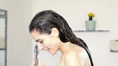 Güzel kadın görünümlü kamera yavaş hareket gülümseyen mutlu alarak duş dans