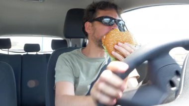  Komik adam yeme hamburger arabada kirli elde