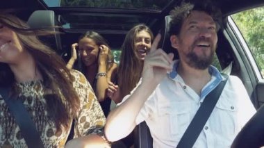 Mutlu aile sürüş araba dinleme müzik süper ağır çekim dans