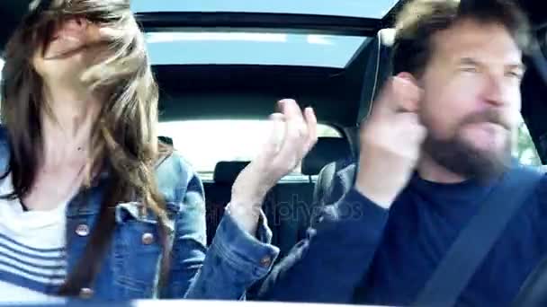 Hombre guapo con barba y hermosa mujer bailando como loco coche 4K — Vídeos de Stock