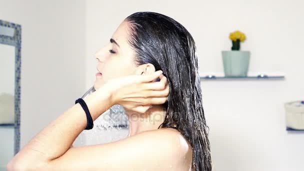 Feliz hermosa mujer empezando a tomar ducha haciendo el pelo mojado super cámara lenta — Vídeo de stock