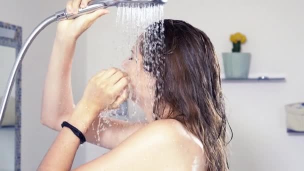 Glücklich schöne Frau, die beginnt, Dusche zu nehmen Haarewaschen Super-Zeitlupe — Stockvideo