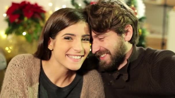 Щаслива закохана пара вдома з маленькою цуценяткою — стокове відео