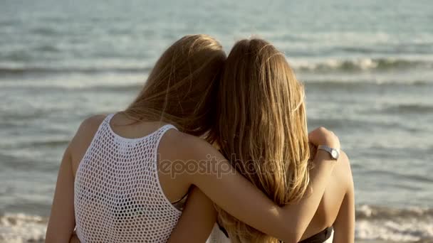 Konzept der Freundschaft und Liebe zwei Mädchen umarmten sich vor dem Ozean — Stockvideo
