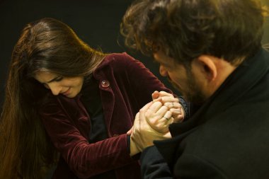 kadın sokakta gece ağlayarak, rehin 