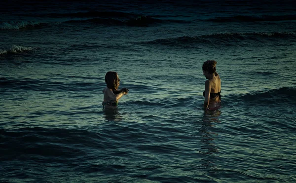 Mujeres de noche en el mar — Foto de Stock