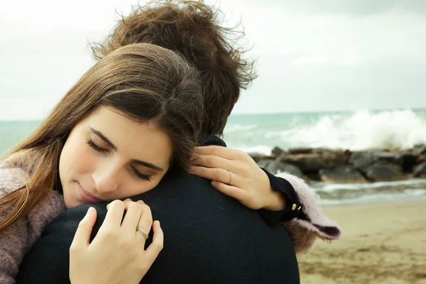 Γυναίκα στην αγάπη αγκαλιάζει ο φίλος happy medium βολή — Φωτογραφία Αρχείου
