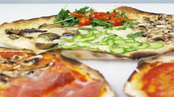 Extreme closeup of italian pizza with fresh tomatoes and vegetables — Stock Video