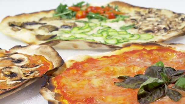 Margherita pizza italiana con albahaca 4K — Vídeo de stock