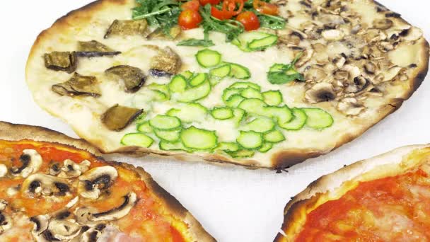 Trzy różne włoskiej pizzy na zbliżenie tabela 4k — Wideo stockowe