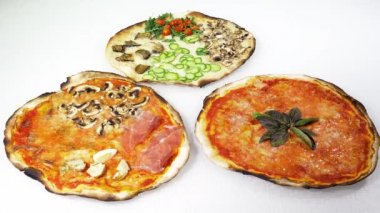 Üç farklı İtalyan pizza Tablo 4k