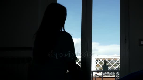 Έννοια της θλίψης γυναίκα ψάχνει έξω από το παράθυρο — Αρχείο Βίντεο