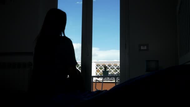 悲しみ女性が窓の外を見ているの概念 — ストック動画